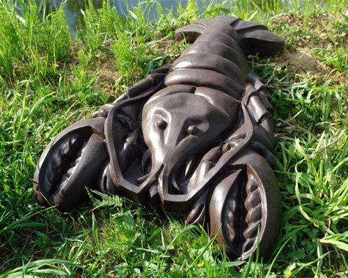 Фигурка "Рак", очень хорошо смотрится вблизи водоёма.